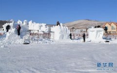 澳门太阳城游戏：参赛选手在创作雪雕作品
